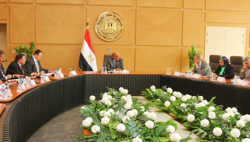 وزير الكهرباء يجتمع باللجنة الاستراتيجية