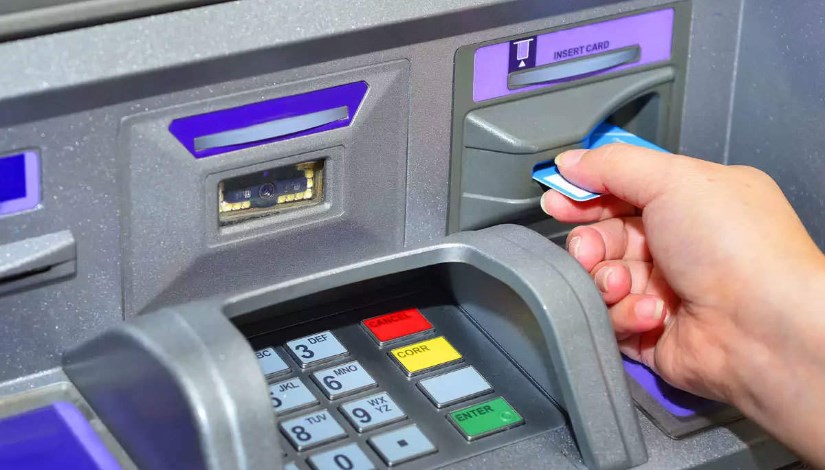 خطوات استرداد الأموال المخصومة حال عدم خروجها من ماكينة ATM- تعبيرية
